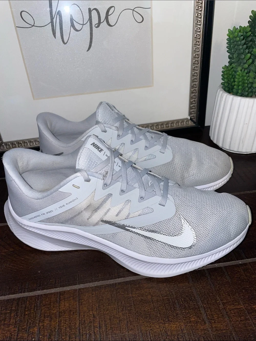 Nike Quest 3 Women’s Running Shoes Sneakers Size 8.5 Platinum / Metallic Silver